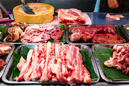 营养市场上的新鲜肉类猪排木制的板图片