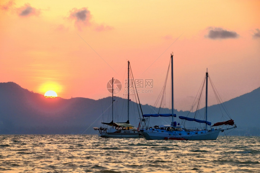地平线海景暮色中游艇的剪影帆船图片