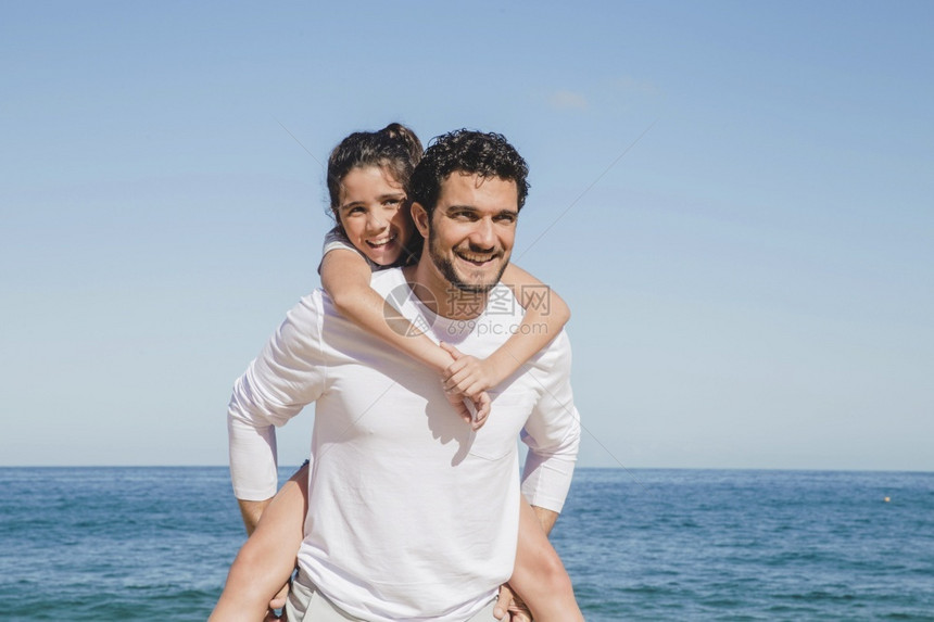 海滨父亲和女儿的暑假喜悦水平图片