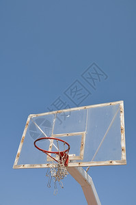 蓝色天空背景的旧式露天篮球圈圆子金属背景图片