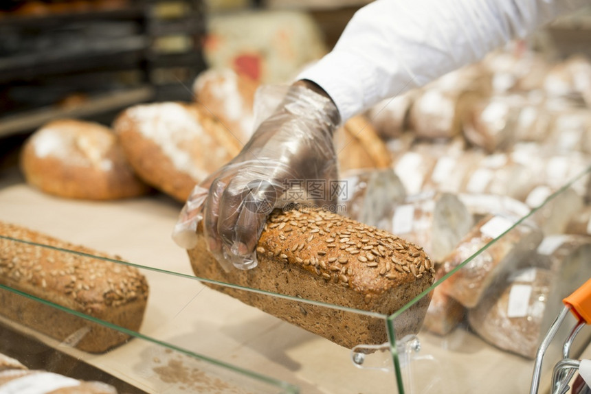 煮熟的农场玉米手握面包的模糊背景图片