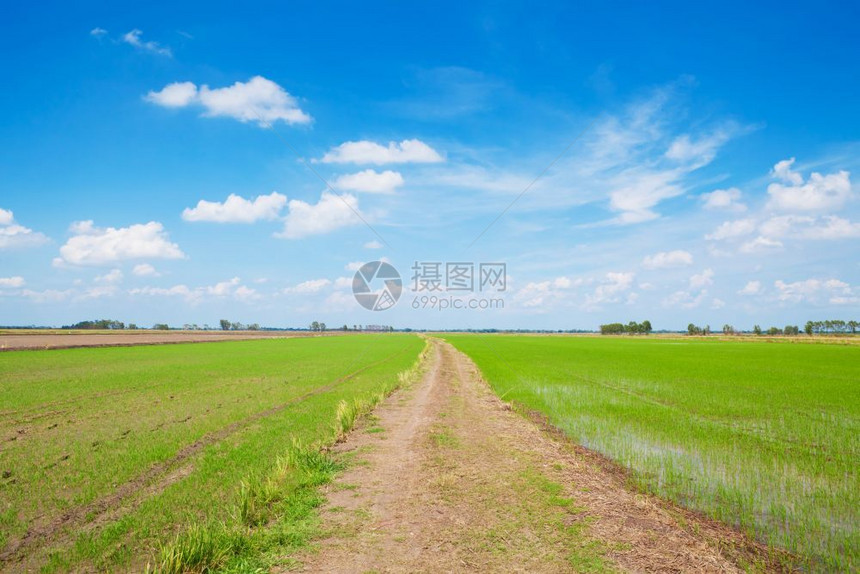 蓝天空绿地的离路轨道荒芜追踪碎石图片