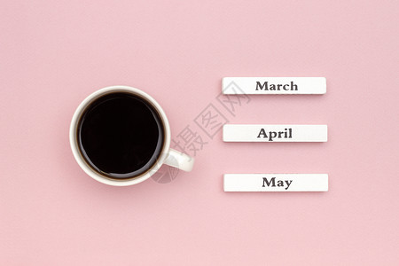 三月你好素材木日历春季月份三四五和一杯黑咖啡指向五月在柔和的粉红色纸背景概念你好五月创意顶视图平躺贺卡木日历春天三月四五和一杯黑咖啡指向五月背景
