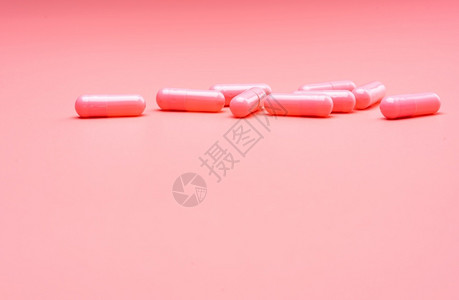 粉红色药丸快乐的粉红色背景中胶囊丸补充剂粉彩设计图片