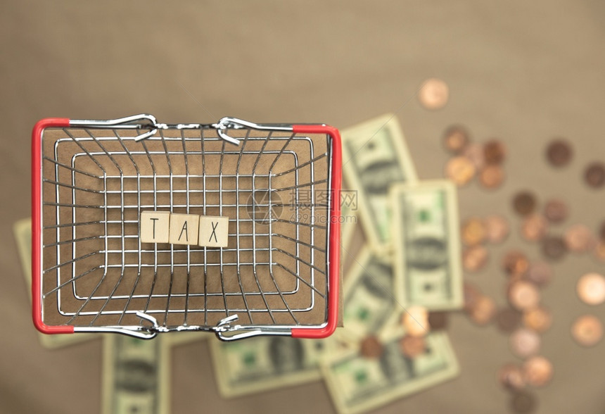 用木制立方体顶视图写在购物篮中的税背景是钱币和钞票商业金融概念篮子债务到期的图片