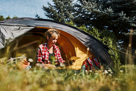 暑假期间露营帐篷中放松的女人图片