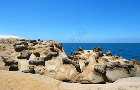 儿插风天空地标Yehliu地公园新台北湾的金吉儿岩石景观姜树表面显示的相互交错模式是地下壳外溢的结果其风景优美背景