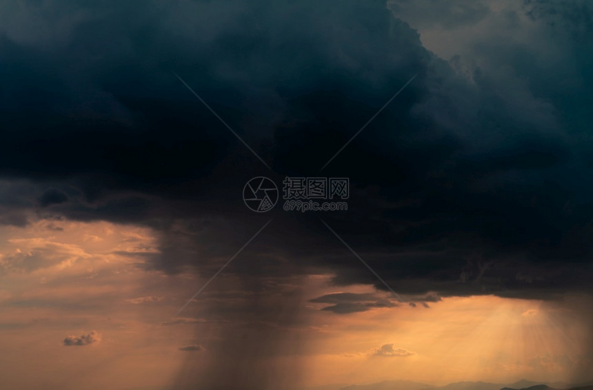 风暴橙美丽和悲哀概念的背景金色阳光黑云雷和暴风雨桑天萨德和喜闹的天空自然背景抽象阴暗的云彩图片