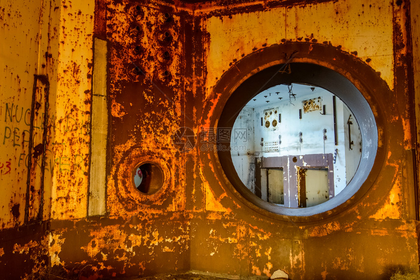 克里米亚旧被废弃的未完成核电厂和的核电厂阴沉反应堆图片
