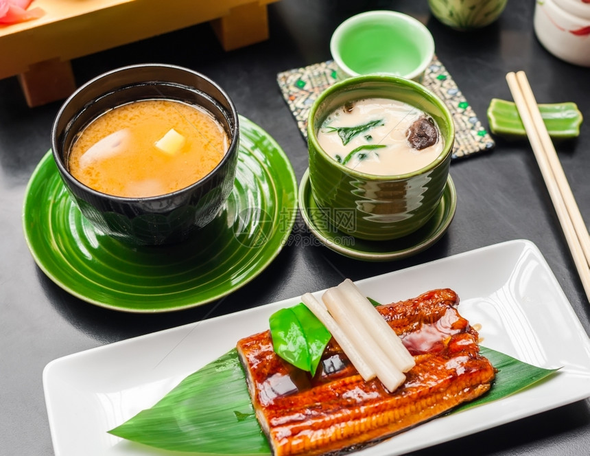 亚洲人大豆在日本餐馆亚洲食品背景中提供优质烧烤鱼和米索汤的日本餐饮酒吧图片
