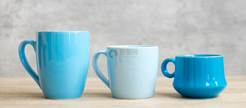 厨房蓝色的杯子咖啡和清晨木桌背景的蓝咖啡杯和茶空白复制文本间国际咖啡日及常活动概念图片