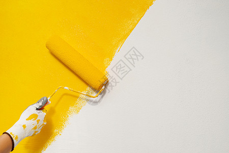 画家把墙壁涂成黄色和客厅的内侧一起画工人服务翻新背景图片