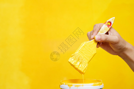 更新屋内部的画家把墙壁涂成黄色和客厅的内侧一起画图片