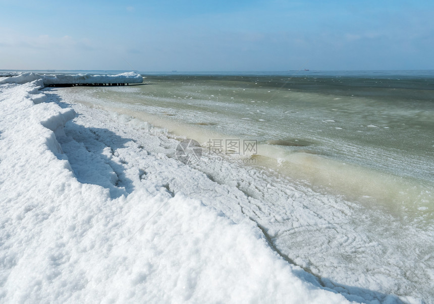 户外力量污泥海中的冰地平线上的冬季海中石油平台地线上的冬季海中石油平台海中的冰泥图片