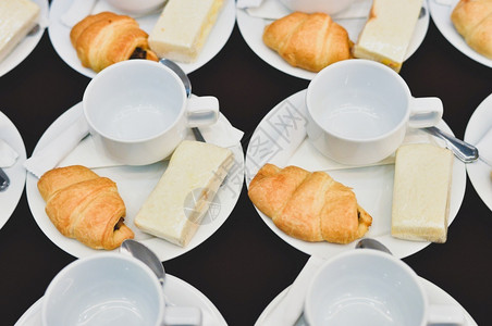 早晨咖啡餐饮热和面包服务研讨会议休息的咖啡间歇自助餐食物图片