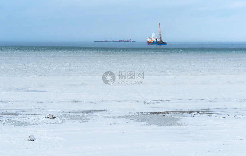 户外海中的冰泥地平线上的冬季海中石油平台地线上的冬季海中石油平台海中的冰泥风天气图片