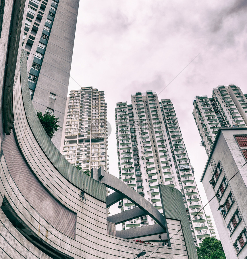 狭窄的活高香港Quarry湾拥挤的住宅塔香港过分拥挤的狭窄公寓房高住密度的风光低角观视区宽湾QuarryBay香港图片