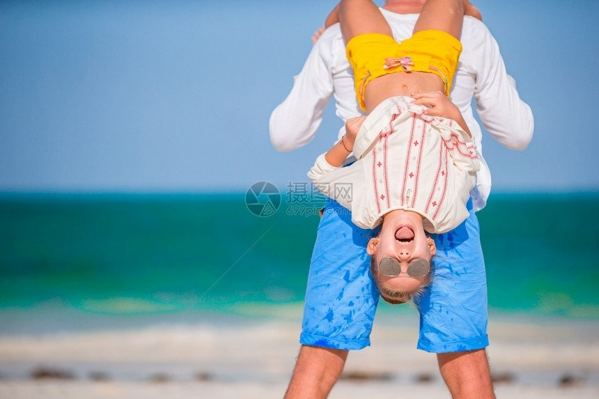 小女孩和爸一起玩得开心在海滩上小女孩和快乐的爸在海滩度假时玩得开心海洋育儿孩子图片