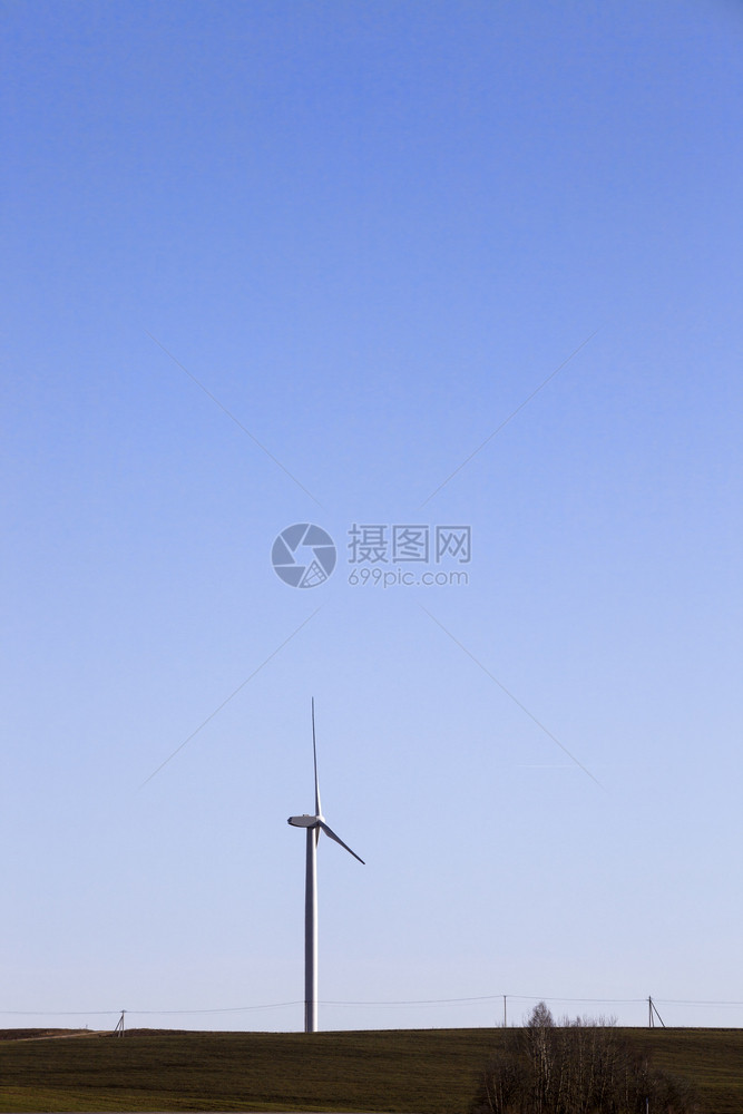 利用风力涡轮机和必要的基础设施风力涡轮机生产电以对抗蓝天和必要的风力涡轮机草地新的变暖图片