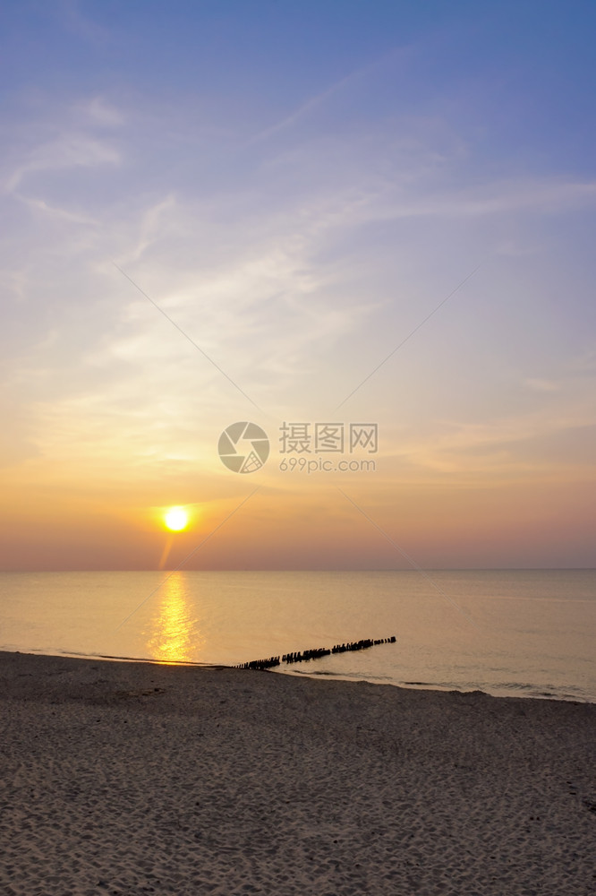 海上日落阳光下的海浪红色海浪上的日落季节天气颜色图片