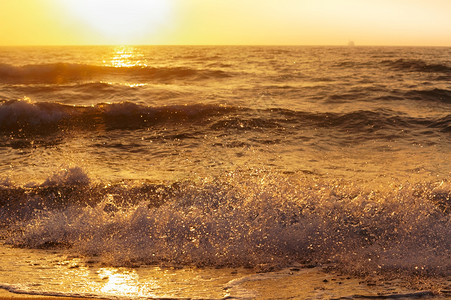 加里宁格勒海上日落阳光下的海浪红色海浪上的日落天气晚图片