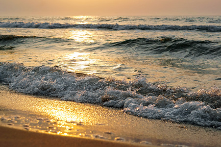 海上日落阳光下的海浪红色海浪上的日落金子假期暮图片