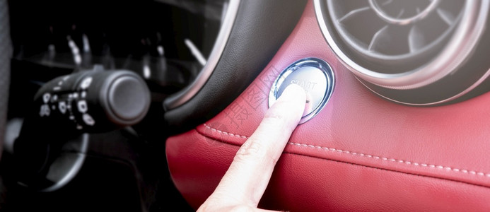 无钥匙动机仪表盘按下钮启动汽车引擎手指紧向上键图片