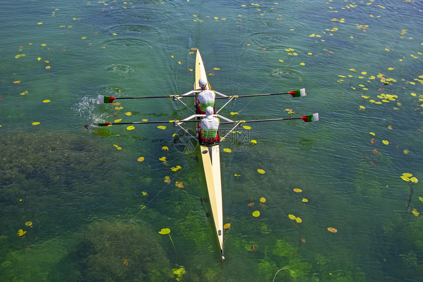 两名青年运动员在绿湖上划船队行动积极的团图片