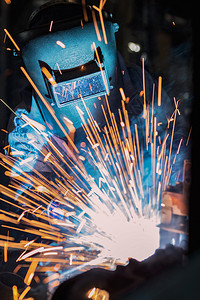 工具业人在汽车厂中焊接组装部分件气体图片