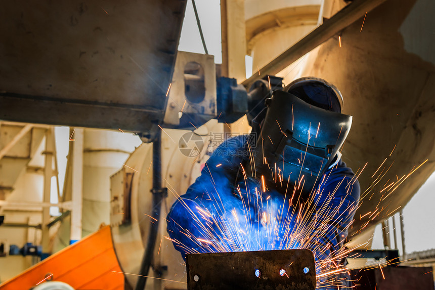 部件保护的工业人在汽车厂中焊接组装部分头盔图片