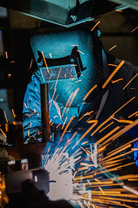 弧头盔工业人在汽车厂中焊接组装部分火花图片