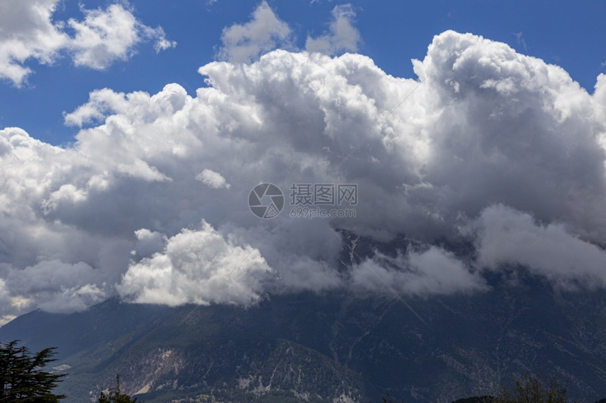 天线超过蓝色的安塔利亚山顶云层图片