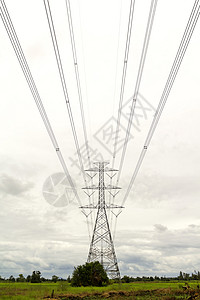 工程车站效用地上高压输电塔灰云背景的图片
