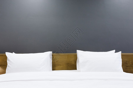 睡觉在旅馆卧室内的床上装饰关闭白色枕头的旅行装饰风格图片
