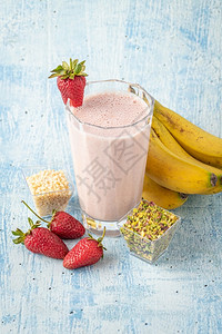 蓝底草莓和香蕉冷冻乳制品健康茶点图片