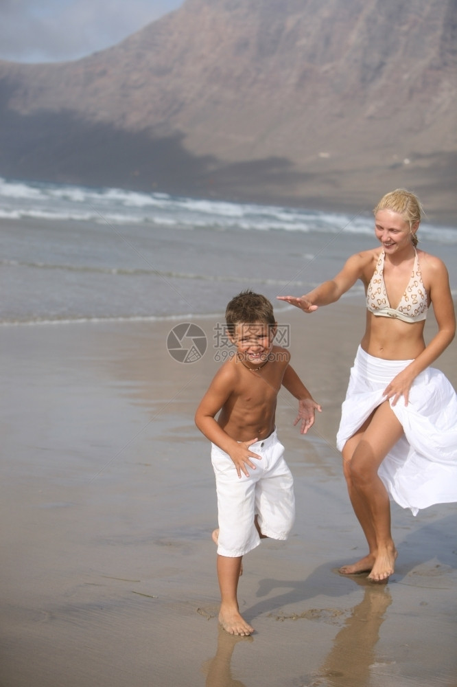在沙滩上玩耍的母子图片