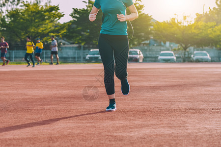 女赛车手在夜晚阳光下慢跑或训练运动复制图片