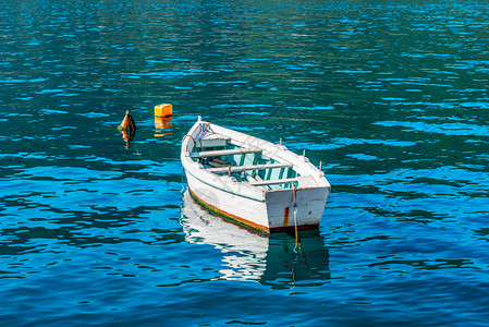 绿松石白色的钓鱼海上绿水中的白木船海上图片