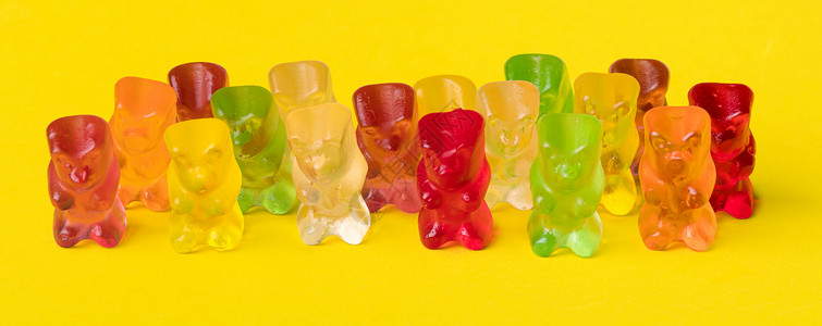 混合物多色水果糖以灰熊冻形式覆盖黄色背景全图像的冰雪熊假期小吃图片