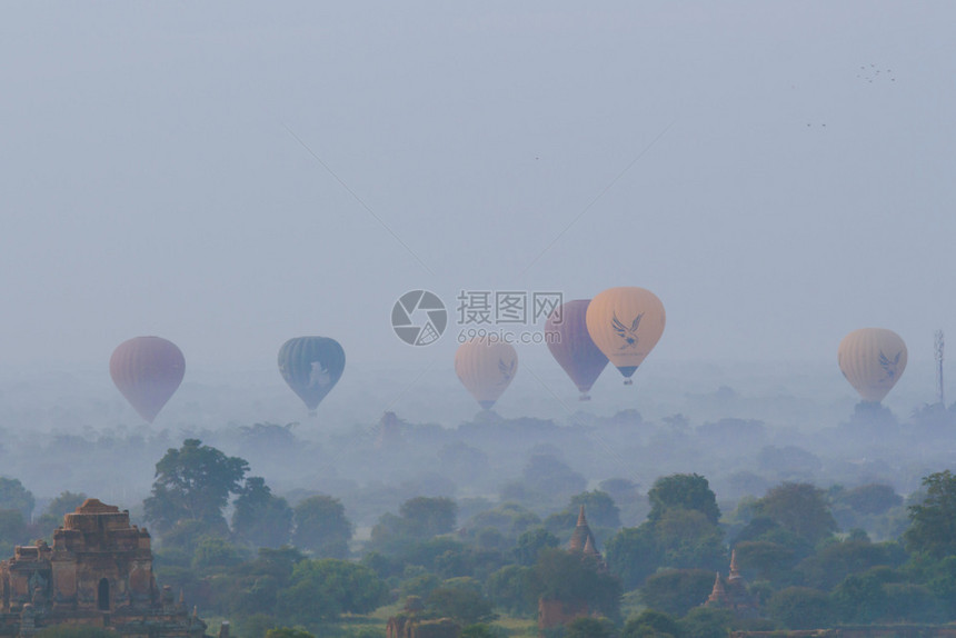 黎明高的缅甸MistyOldBagan的热空气球和塔台王国图片
