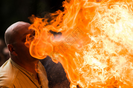 运动骗子火场艺术家在黑暗的干扰中呼吸着火焰轮廓高清图片