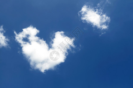 夏天景观云形心脏在天空背景的和云面背景雨图片