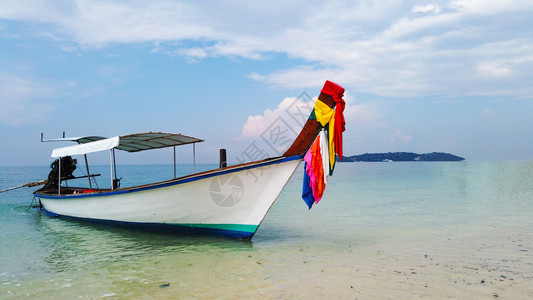 海洋放松岩石泰国传统船在岛屿海滩装饰多彩的布牌停泊车位图片