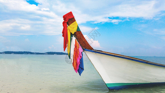 泰国传统船在岛屿海滩装饰多彩的布牌停泊车位户外美丽的蓝色图片