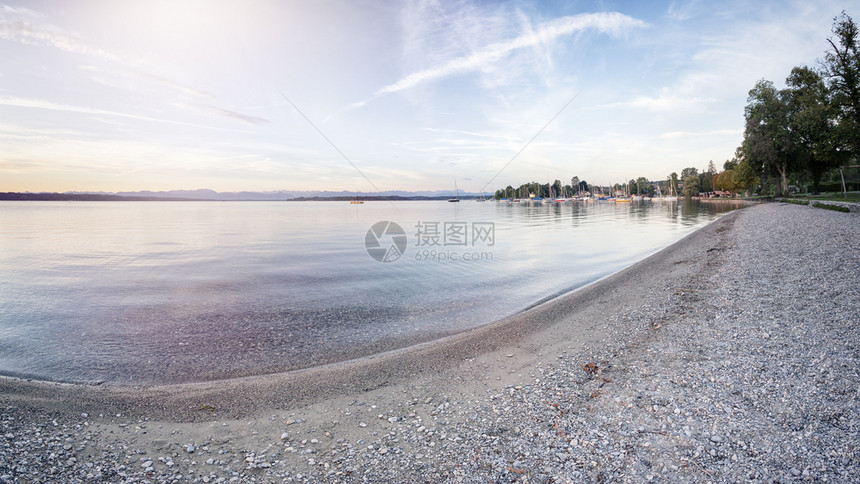 全景日出和平Bavaria德国斯塔伦伯格湖的图象Tutzing图片