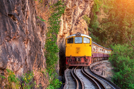 泰国Kanchanaburi泰国古老列车乘客水平的图片