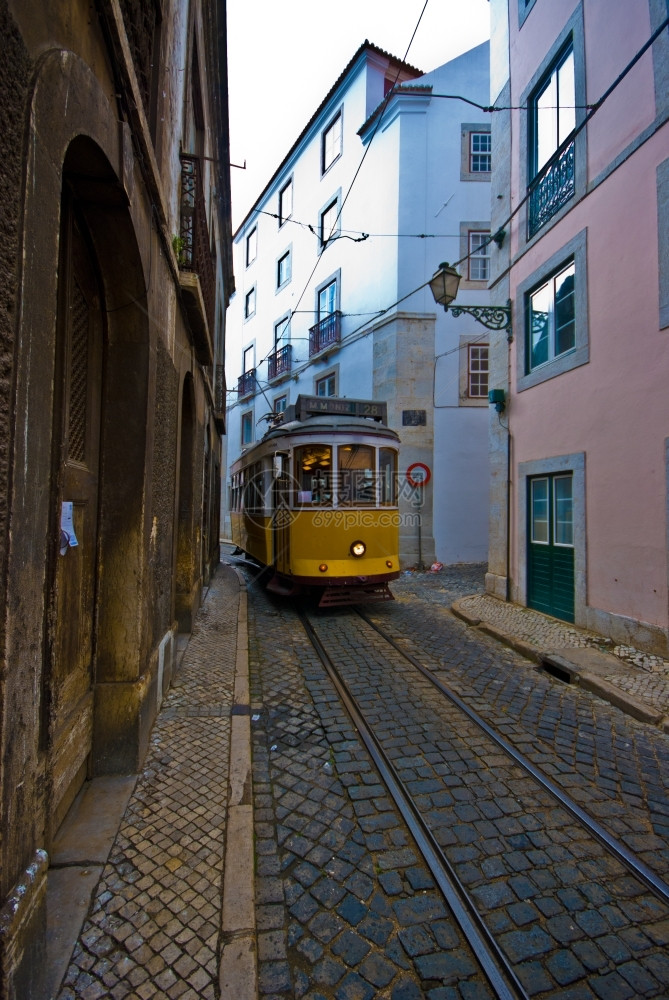 旅游葡萄牙黄色的LisbonTram里斯本的一个旧电车在里斯本街道上图片