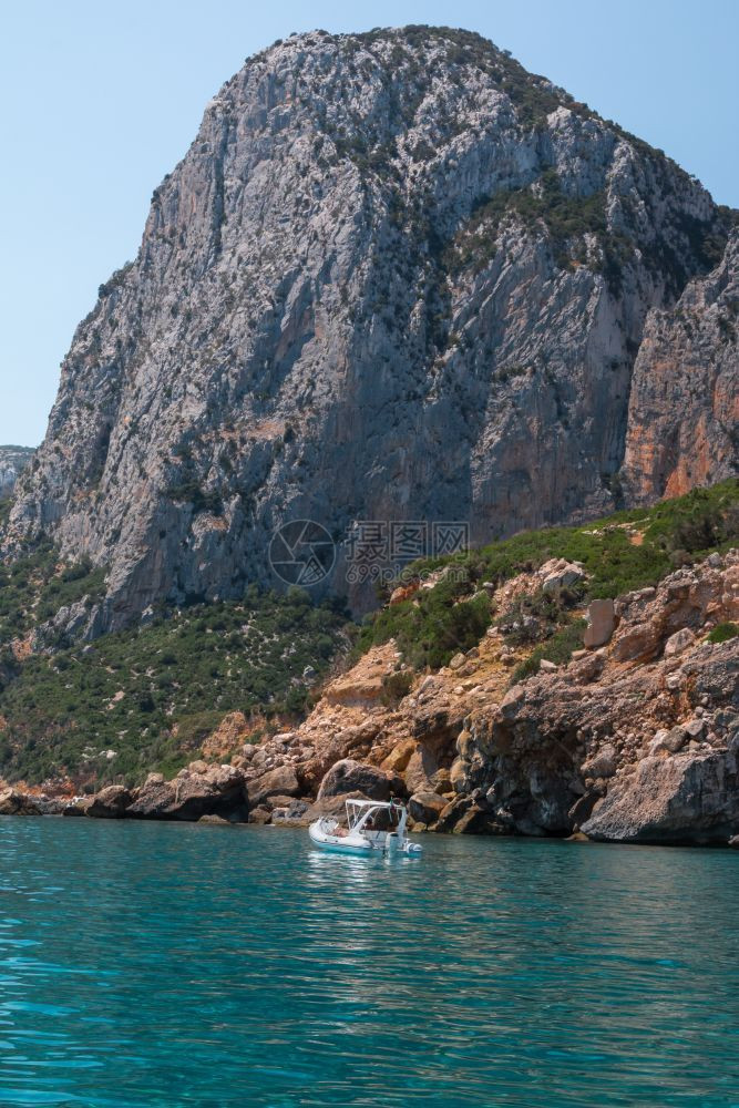 意大利海附近的撒丁岛岸线雄伟岩石美丽的海浪假期图片