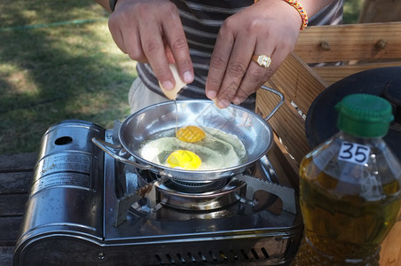 厨房蛋黄一对双手把鸡蛋打碎到锅里饮食图片