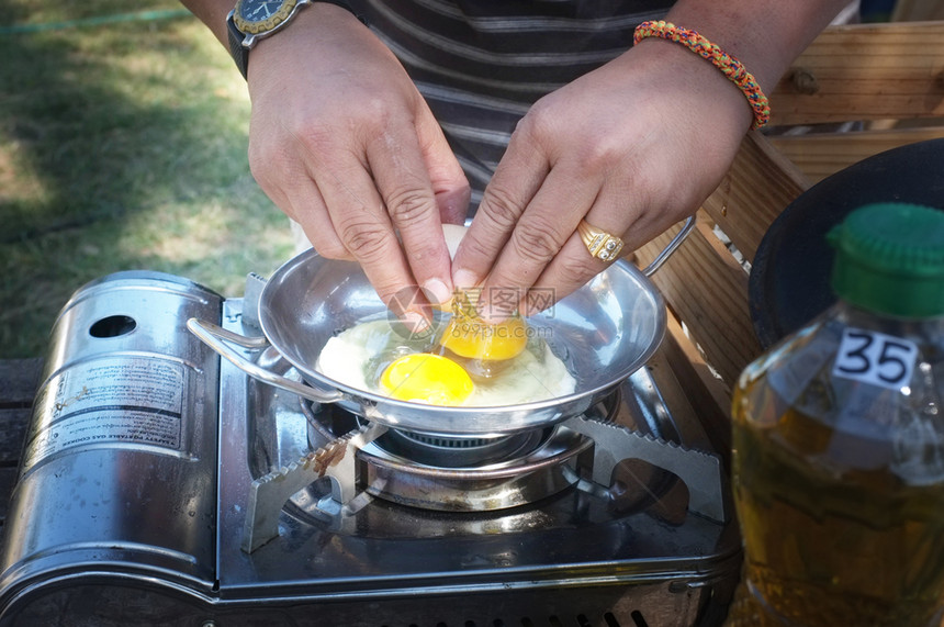 黑色的蛋黄一种对双手把鸡蛋打碎到锅里图片